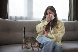 mujer sufre alergia gatos